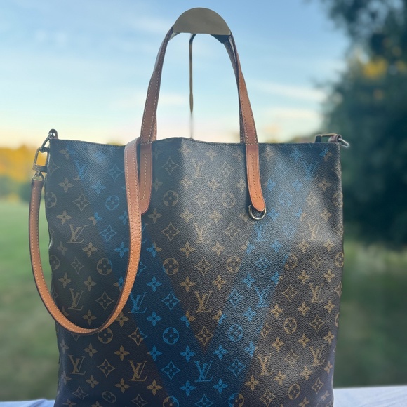 Louis Vuitton Monogram V Tote (Limited Edition) - Picture 3 of 5